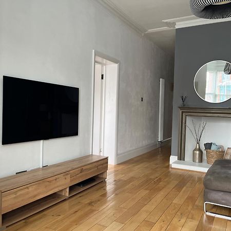 The Clock Tower Apartment - Spacious, Modern, 2 Bed Room Apartment , Southsea With Free Parking - Sleeps 4 Portsmouth Eksteriør billede
