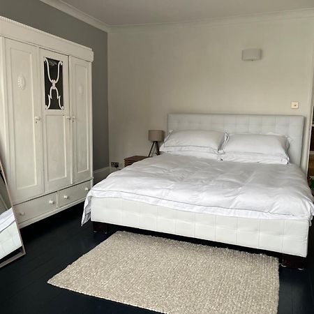 The Clock Tower Apartment - Spacious, Modern, 2 Bed Room Apartment , Southsea With Free Parking - Sleeps 4 Portsmouth Eksteriør billede