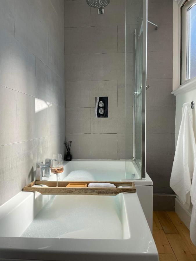 The Clock Tower Apartment - Spacious, Modern, 2 Bed Room Apartment , Southsea With Free Parking - Sleeps 4 Portsmouth Eksteriør billede