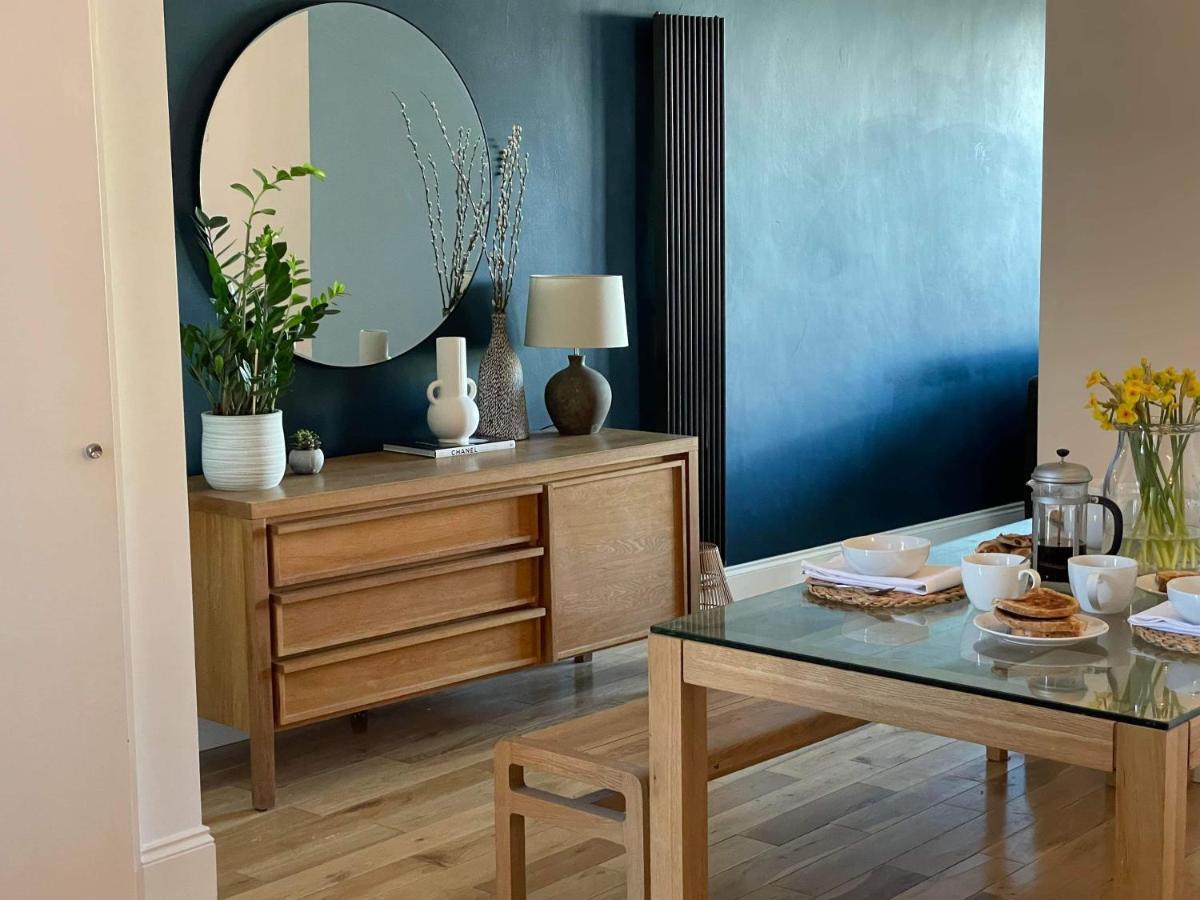 The Clock Tower Apartment - Spacious, Modern, 2 Bed Room Apartment , Southsea With Free Parking - Sleeps 4 Portsmouth Eksteriør billede