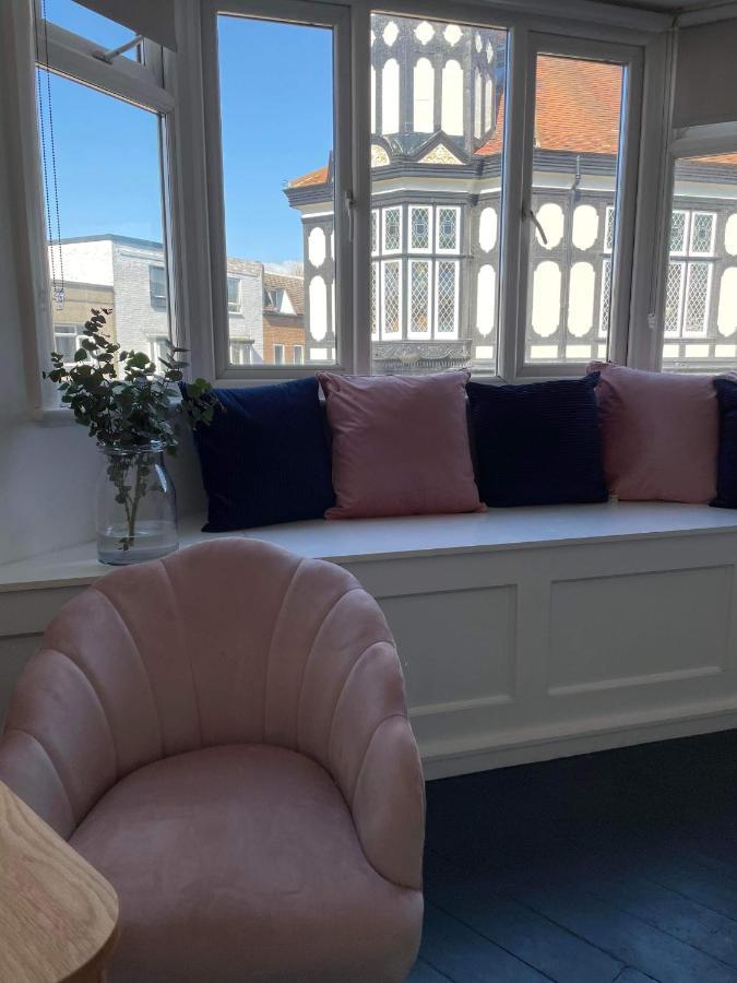 The Clock Tower Apartment - Spacious, Modern, 2 Bed Room Apartment , Southsea With Free Parking - Sleeps 4 Portsmouth Eksteriør billede