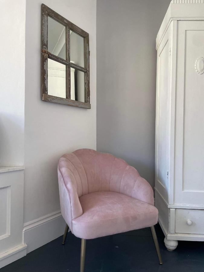 The Clock Tower Apartment - Spacious, Modern, 2 Bed Room Apartment , Southsea With Free Parking - Sleeps 4 Portsmouth Eksteriør billede