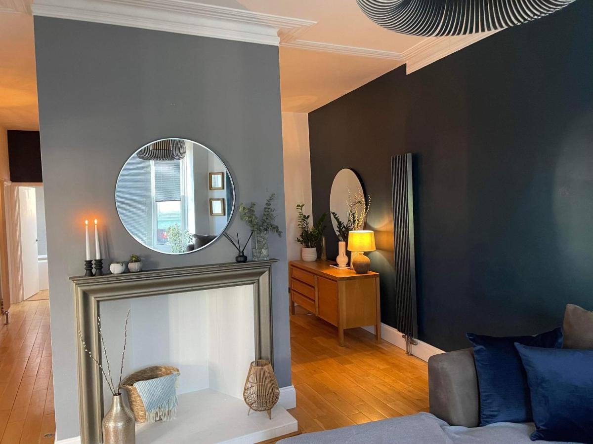 The Clock Tower Apartment - Spacious, Modern, 2 Bed Room Apartment , Southsea With Free Parking - Sleeps 4 Portsmouth Eksteriør billede