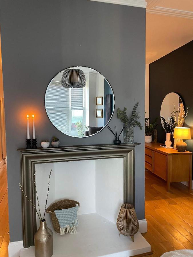 The Clock Tower Apartment - Spacious, Modern, 2 Bed Room Apartment , Southsea With Free Parking - Sleeps 4 Portsmouth Eksteriør billede