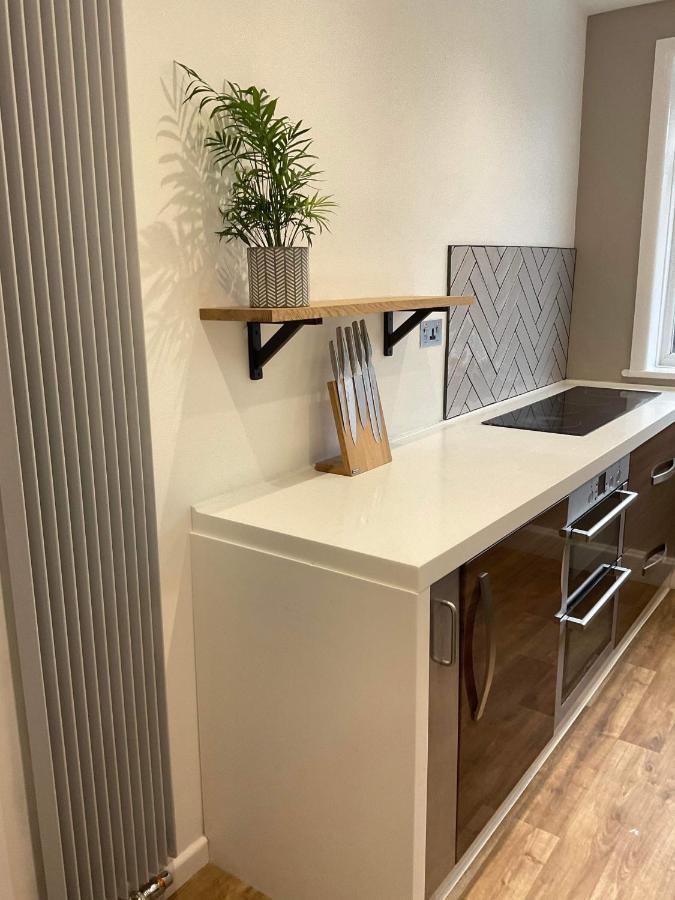 The Clock Tower Apartment - Spacious, Modern, 2 Bed Room Apartment , Southsea With Free Parking - Sleeps 4 Portsmouth Eksteriør billede