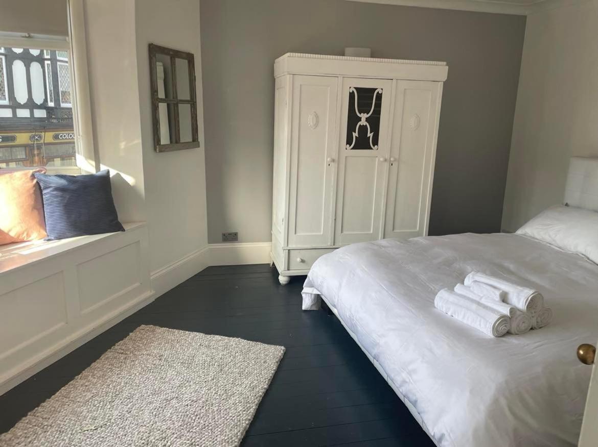 The Clock Tower Apartment - Spacious, Modern, 2 Bed Room Apartment , Southsea With Free Parking - Sleeps 4 Portsmouth Eksteriør billede