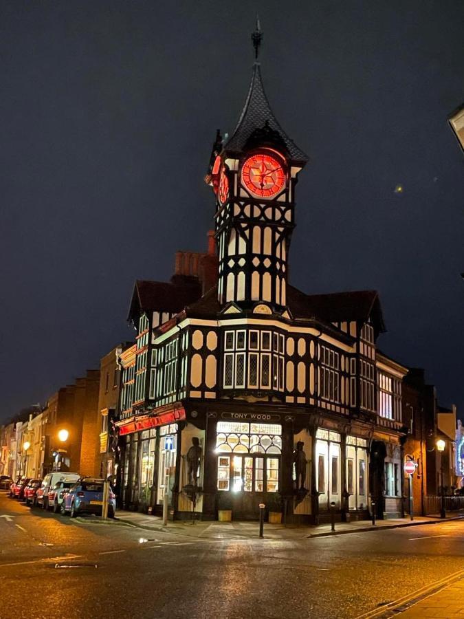 The Clock Tower Apartment - Spacious, Modern, 2 Bed Room Apartment , Southsea With Free Parking - Sleeps 4 Portsmouth Eksteriør billede