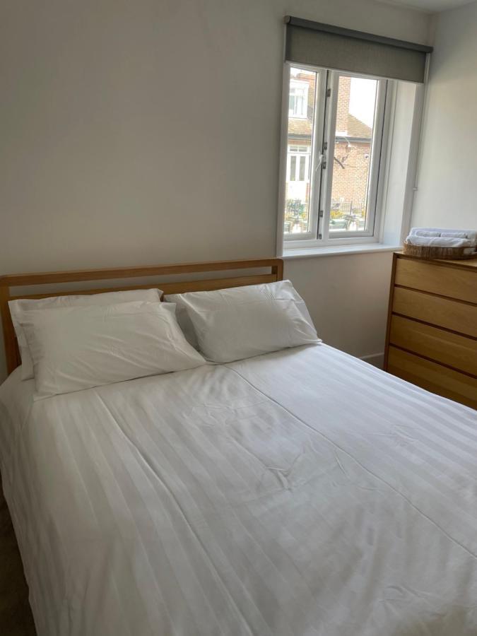 The Clock Tower Apartment - Spacious, Modern, 2 Bed Room Apartment , Southsea With Free Parking - Sleeps 4 Portsmouth Eksteriør billede