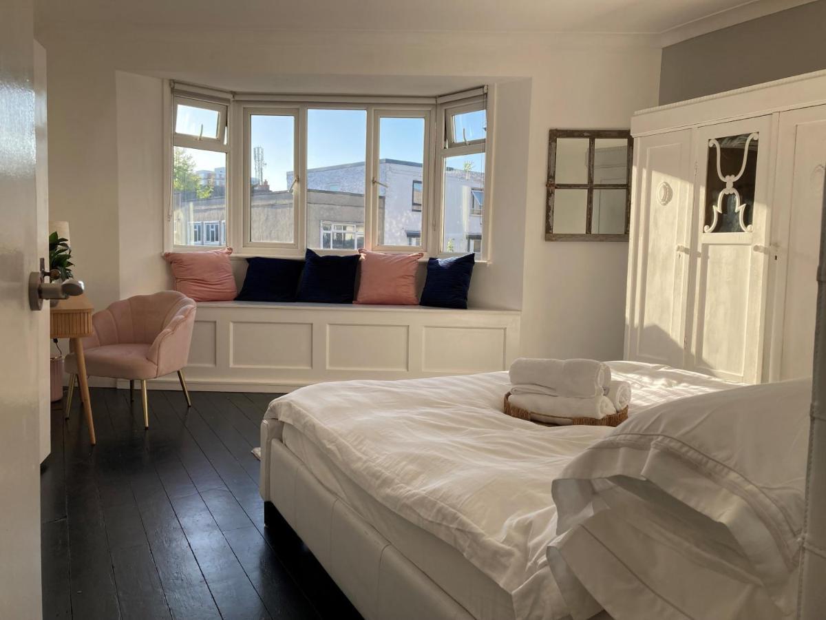 The Clock Tower Apartment - Spacious, Modern, 2 Bed Room Apartment , Southsea With Free Parking - Sleeps 4 Portsmouth Eksteriør billede