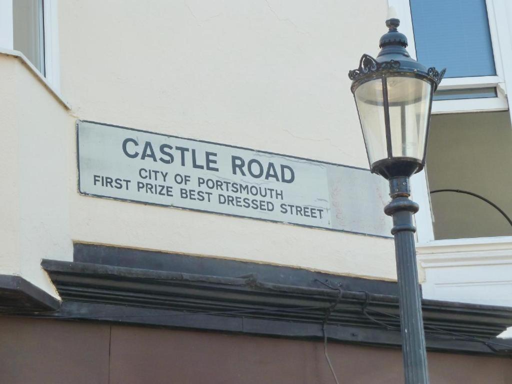 The Clock Tower Apartment - Spacious, Modern, 2 Bed Room Apartment , Southsea With Free Parking - Sleeps 4 Portsmouth Eksteriør billede