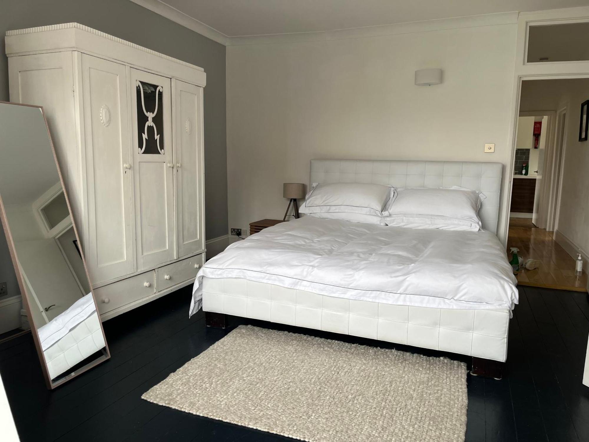 The Clock Tower Apartment - Spacious, Modern, 2 Bed Room Apartment , Southsea With Free Parking - Sleeps 4 Portsmouth Eksteriør billede